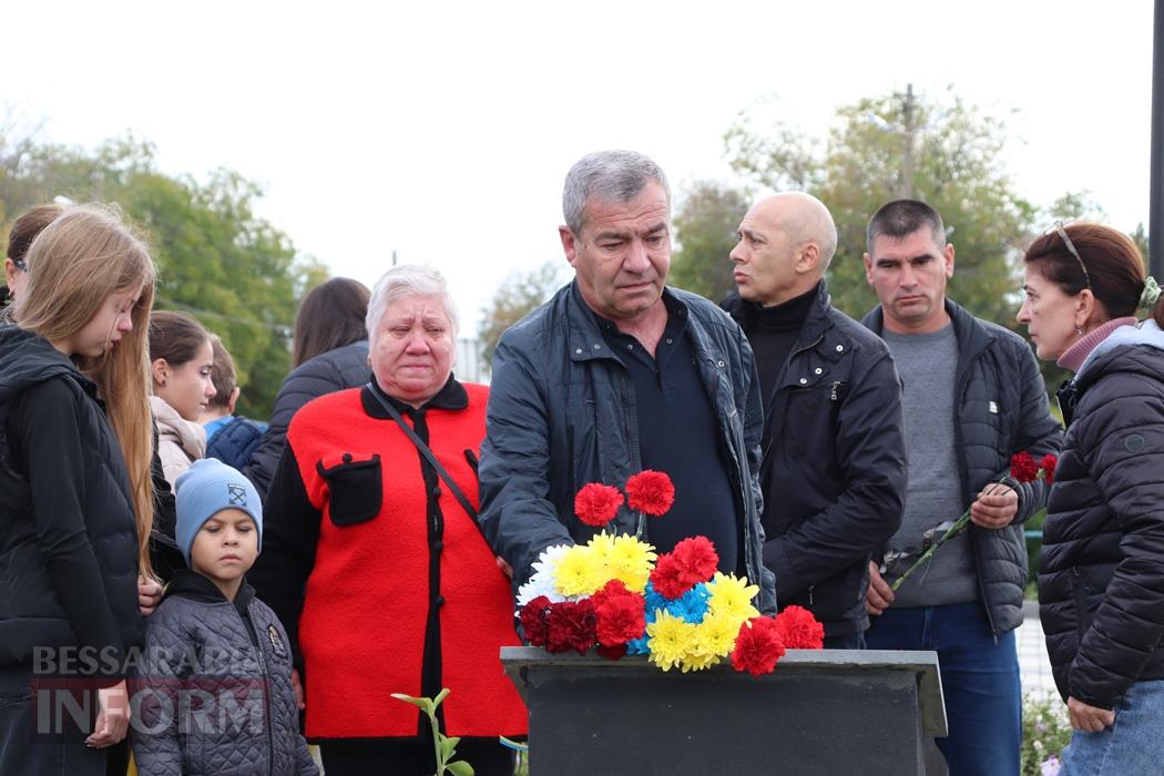 Він мріяв про новосілля, а отримав вічну домівку в серцях людей: у Болградській громаді відкрили меморіальну дошку Герою Денису Проданову