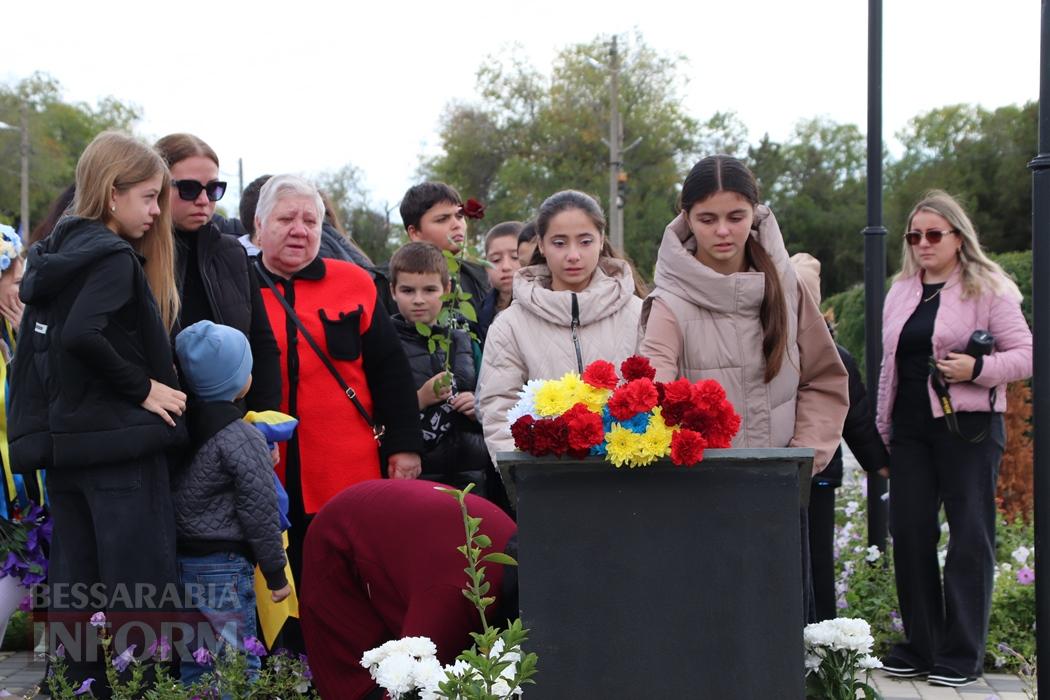 Він мріяв про новосілля, а отримав вічну домівку в серцях людей: у Болградській громаді відкрили меморіальну дошку Герою Денису Проданову