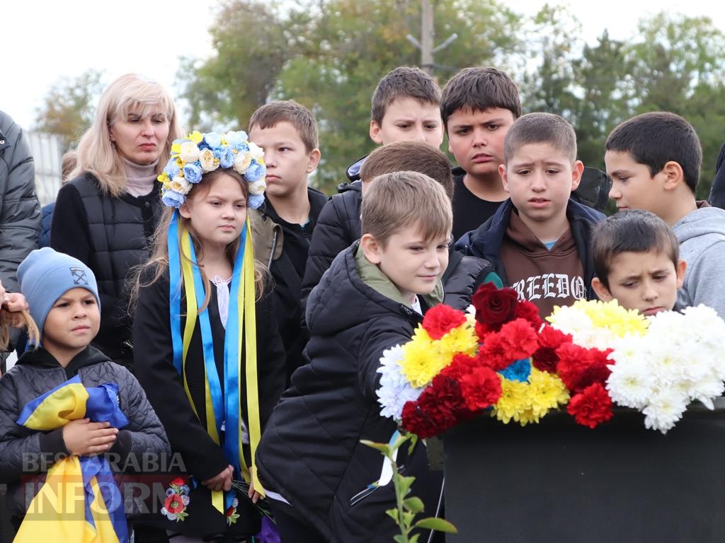 Він мріяв про новосілля, а отримав вічну домівку в серцях людей: у Болградській громаді відкрили меморіальну дошку Герою Денису Проданову