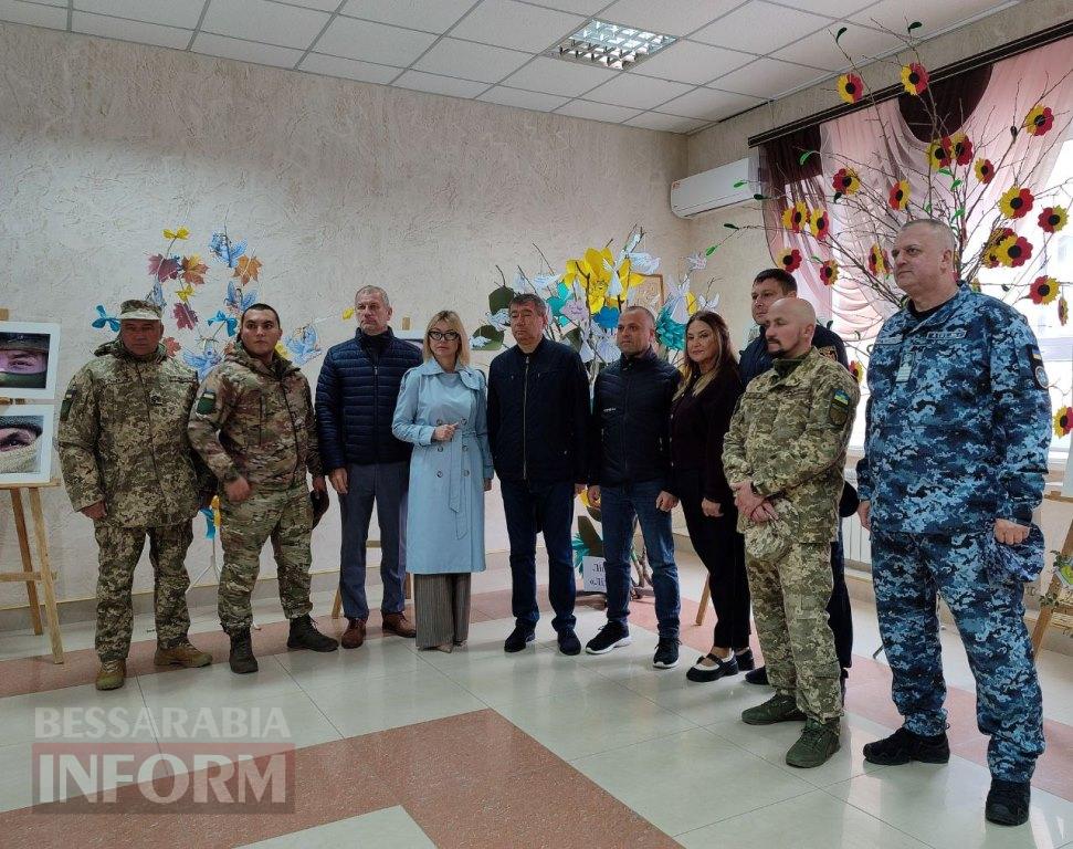 Листівки та квіти для наших Героїв: аккерманці віддали шану захисникам і захисницям України