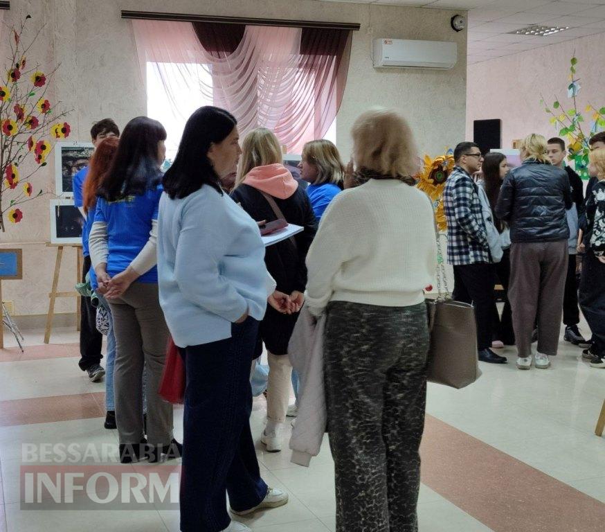 Листівки та квіти для наших Героїв: аккерманці віддали шану захисникам і захисницям України