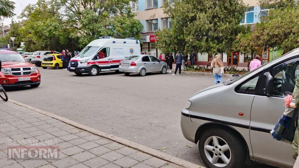 Автівка через бордюр вилетіла на тротуар: у центрі Аккермана збили двох дівчат-пішоходів - вони у лікарні