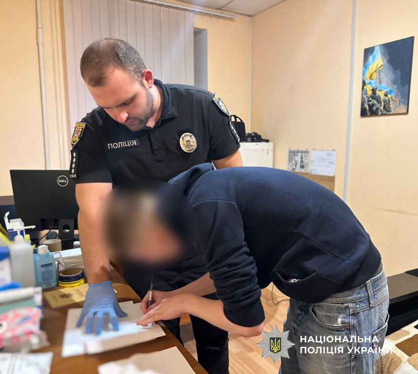 Поліцейські затримали 19-річного одесита, який на замовлення підпалив дороге авто