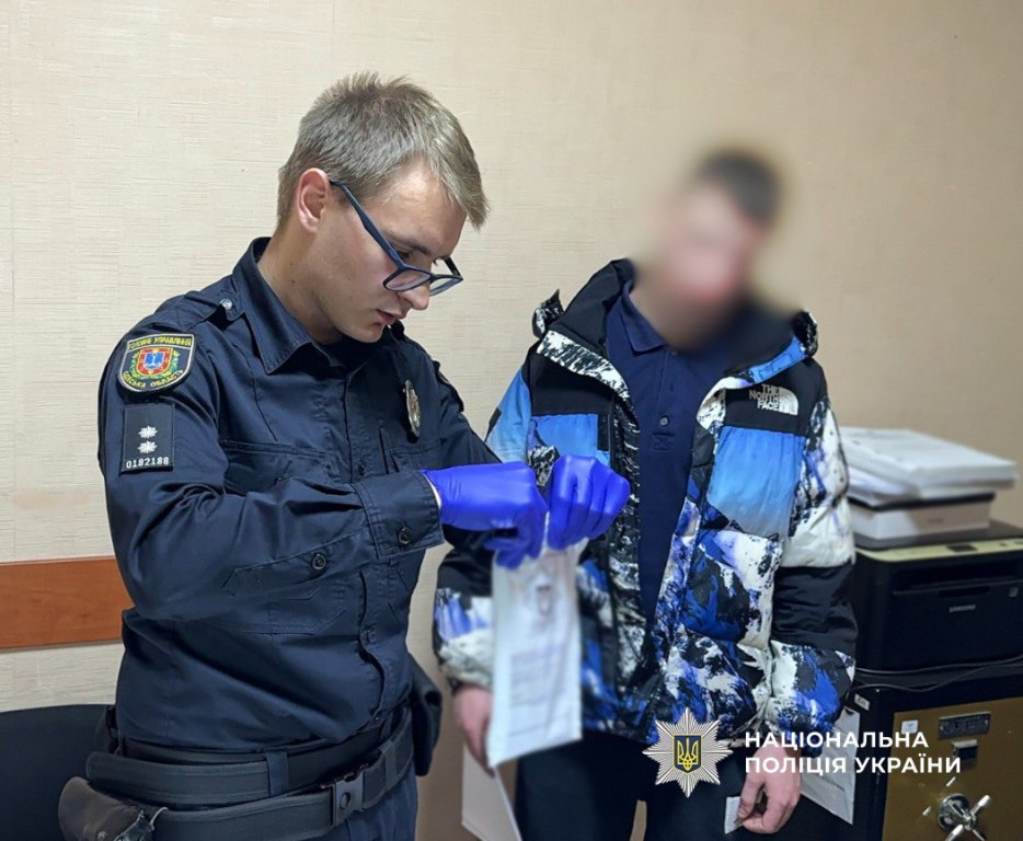 Поліцейські затримали 19-річного одесита, який на замовлення підпалив дороге авто