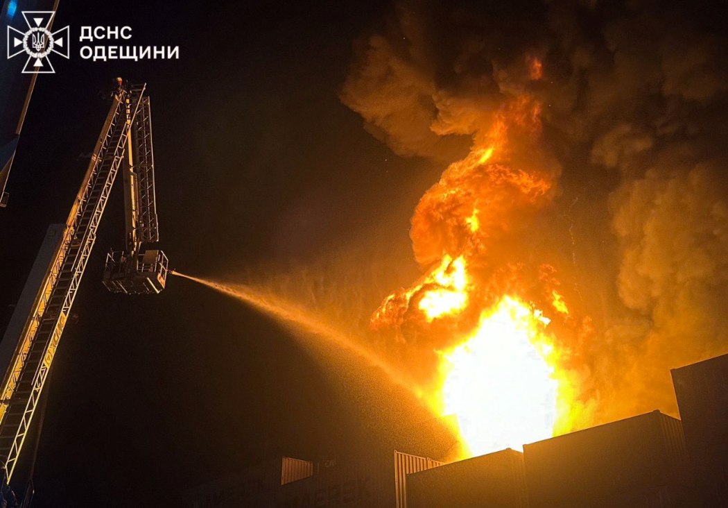 Нічна атака на Одещину: ворог поцілив у житлові будинки, електропідстанцію та порт