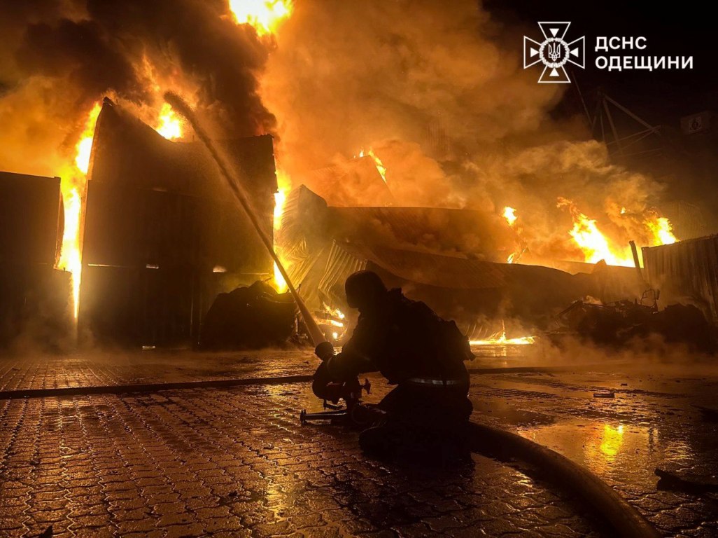 Нічна атака на Одещину: ворог поцілив у житлові будинки, електропідстанцію та порт