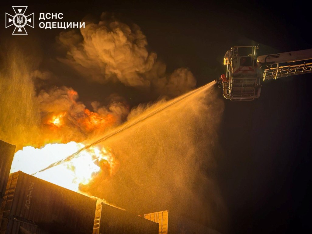 Нічна атака на Одещину: ворог поцілив у житлові будинки, електропідстанцію та порт