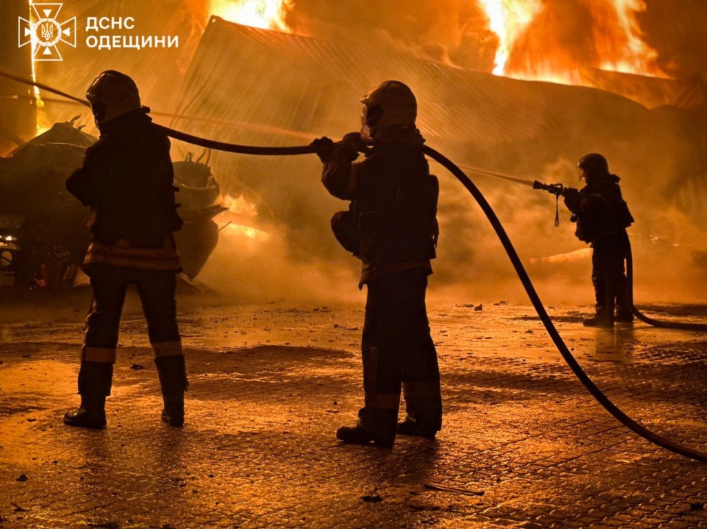 Нічна атака на Одещину: ворог поцілив у житлові будинки, електропідстанцію та порт