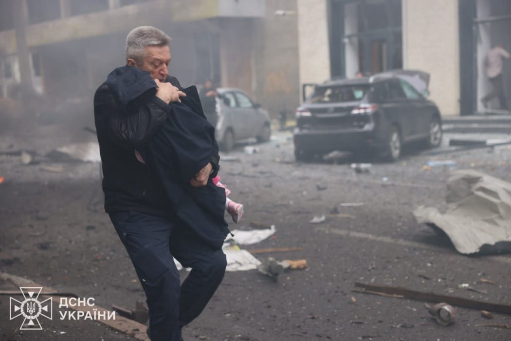 "Плювок росії кожному, хто наполягає на мирному рішенні": Зеленський відреагував на влучання шахеда по садочку у Харкові