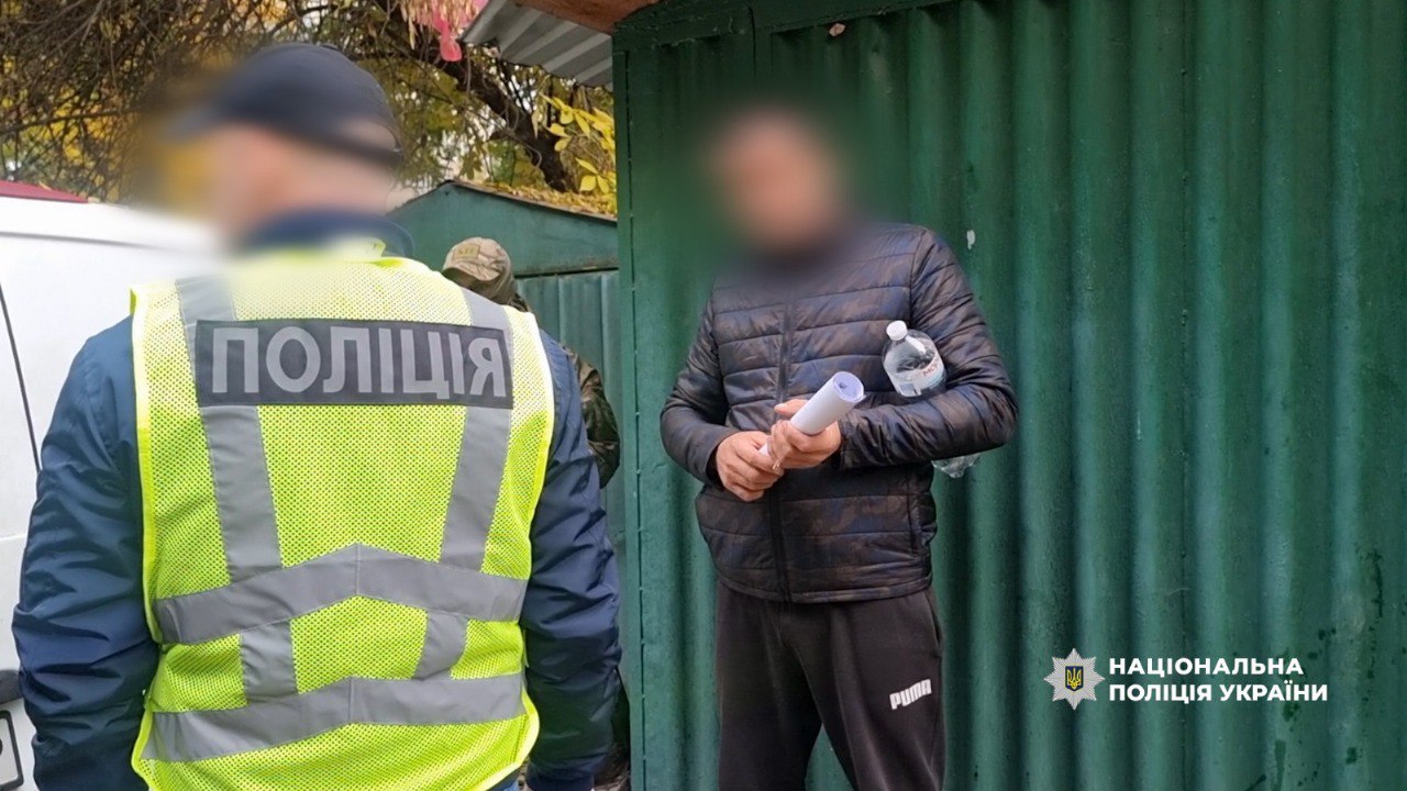 Одесит у себе в теплиці виготовив понад пів центнера канабісу
