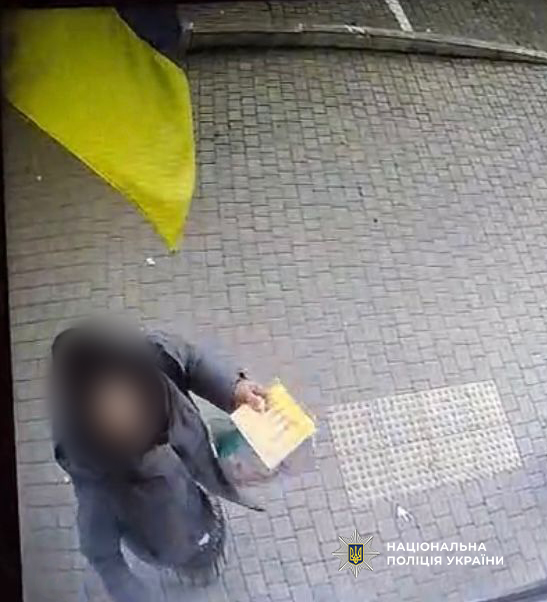 В Одесі жінка зірвала з магазину державний прапор України та викинула його у смітник