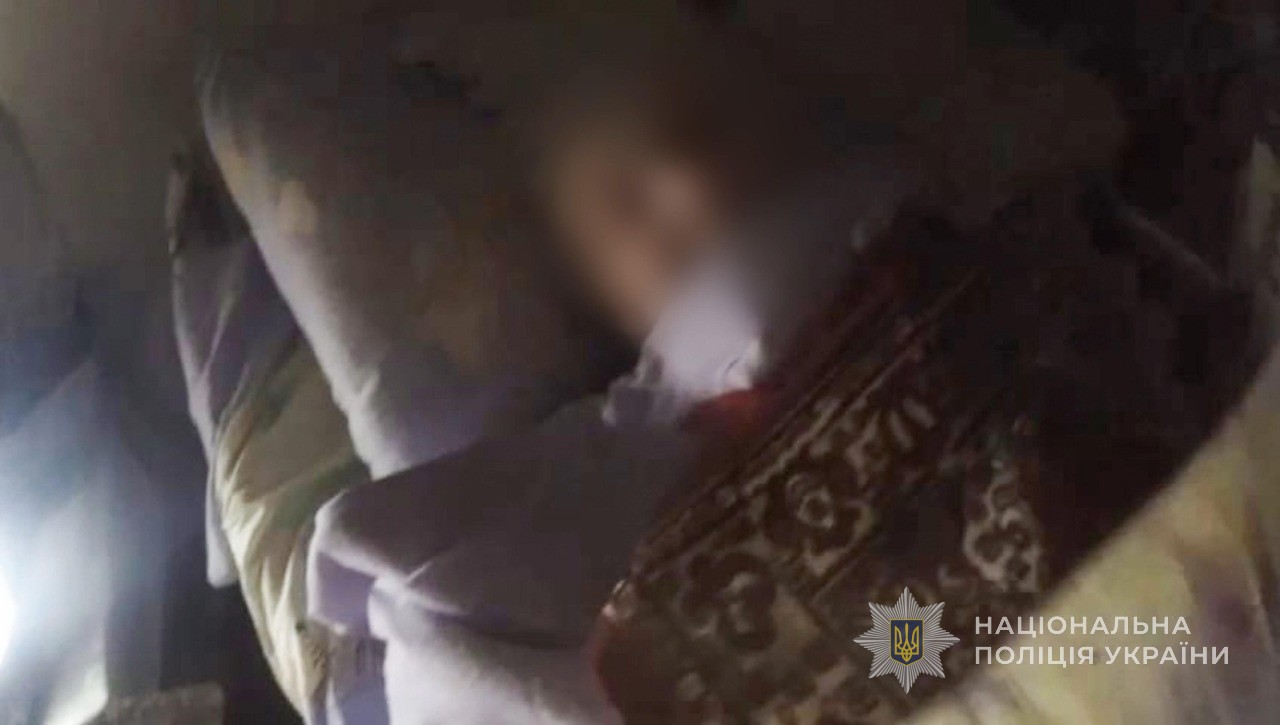 В Білгороді-Дністровському поліцейські врятували літню жінку з паралічем після дронової атаки рф