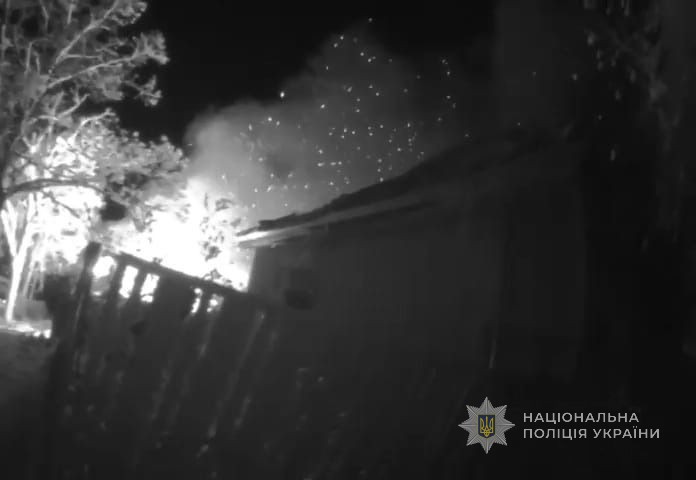 В Білгороді-Дністровському поліцейські врятували літню жінку з паралічем після дронової атаки рф