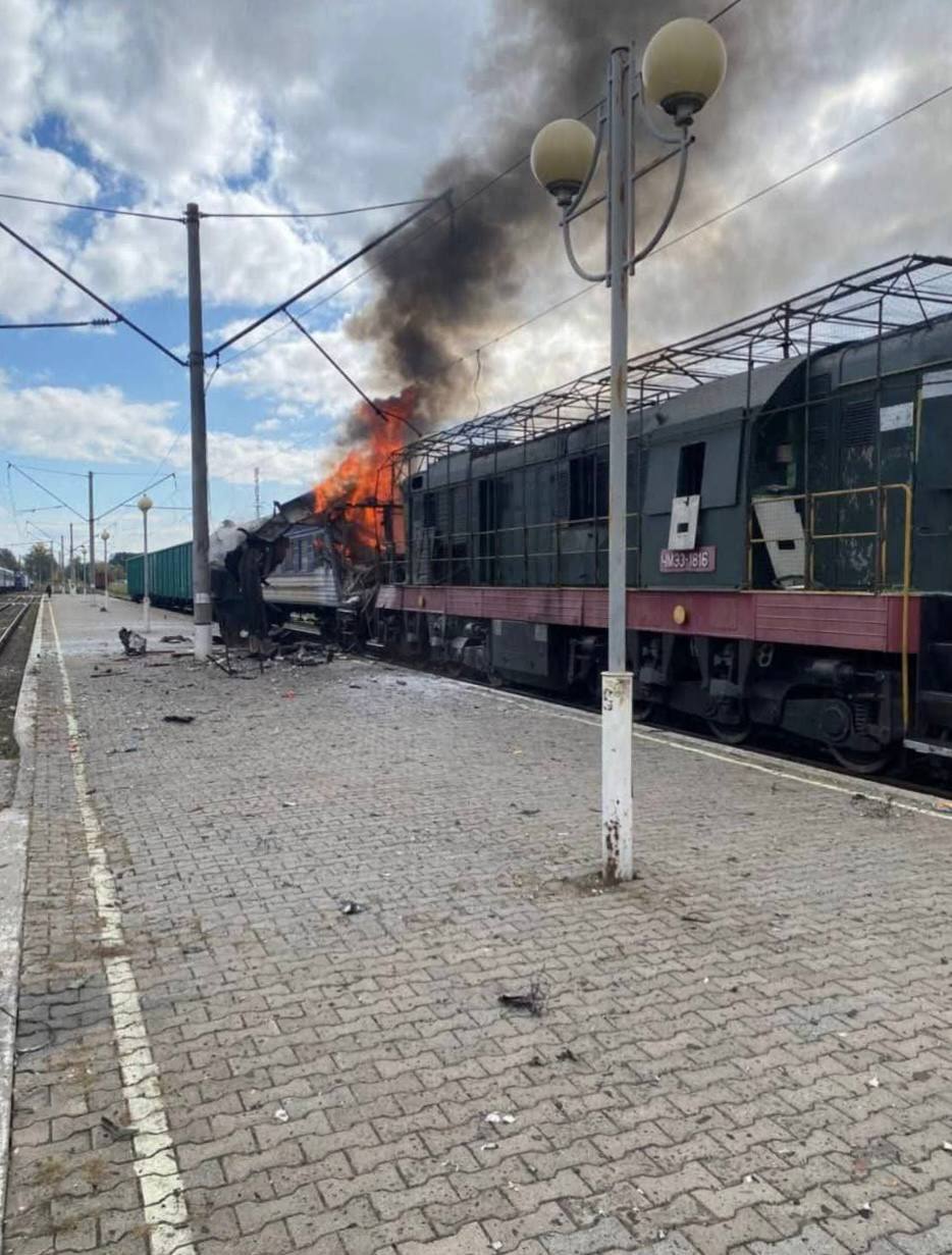 росія прицільно атакувала залізничний вокзал і пасажирський поїзд у Шостці: десятки поранених (оновлено)