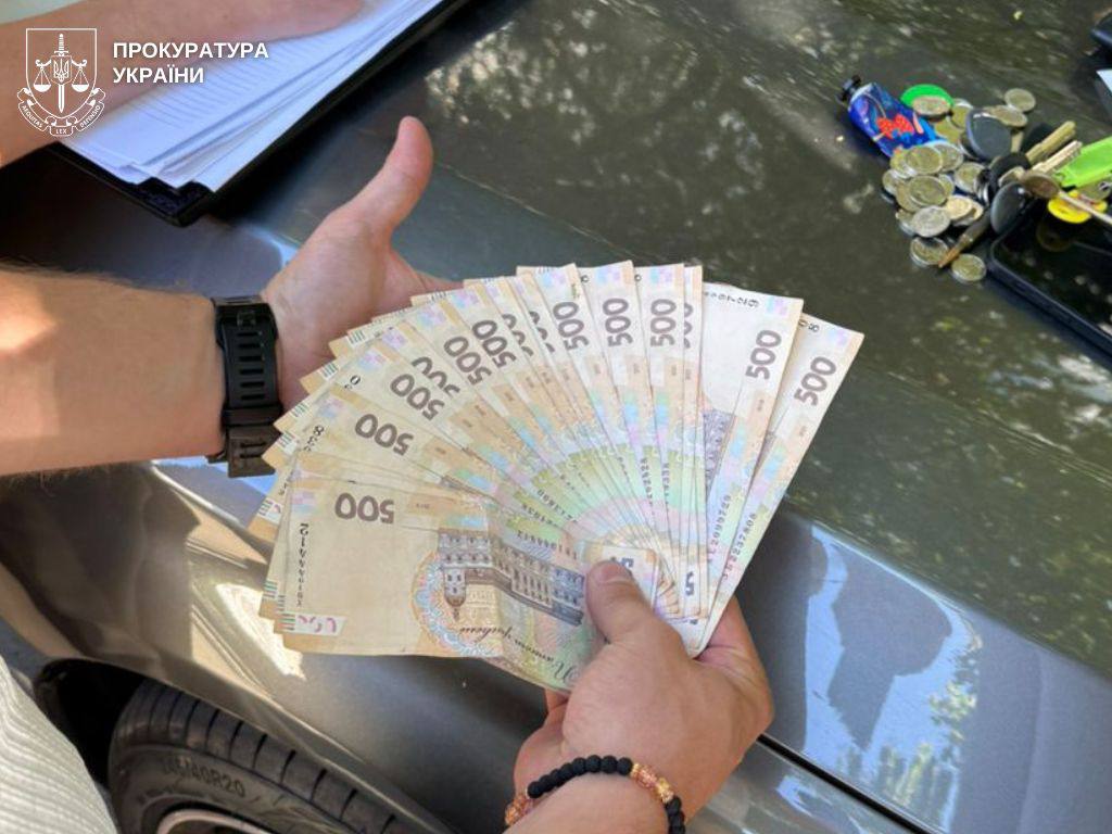 На Одещині посадовець міськради за благоустрій прибудинкової території захотів «подяку»