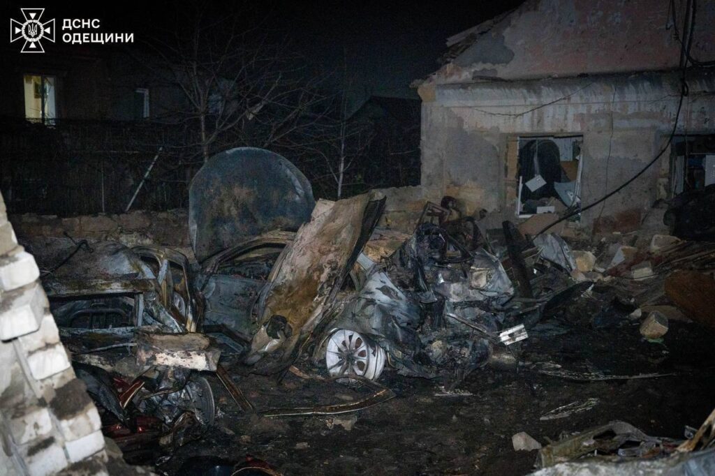 росіяни знову вдарили "шахедами" по Одесі: п'ятеро людей постраждали, серед них — підліток