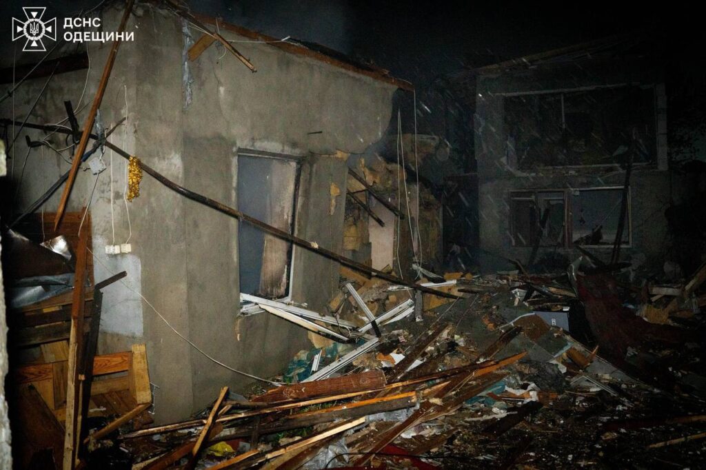 росіяни знову вдарили "шахедами" по Одесі: п'ятеро людей постраждали, серед них — підліток