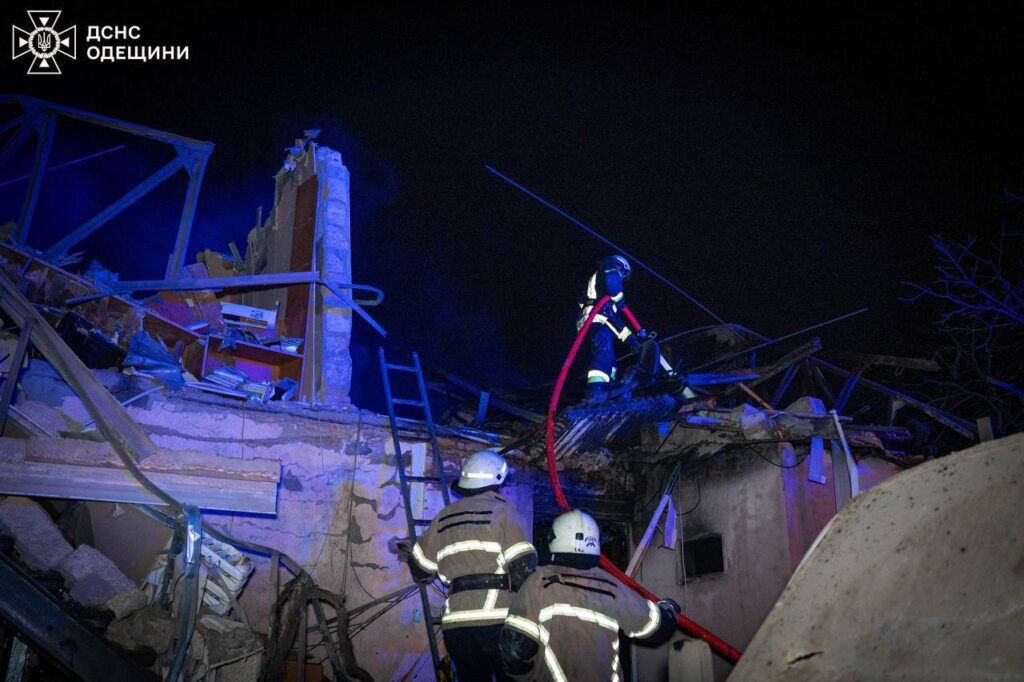 росіяни знову вдарили "шахедами" по Одесі: п'ятеро людей постраждали, серед них — підліток