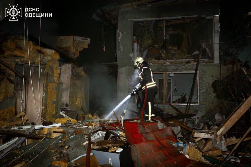 росіяни знову вдарили "шахедами" по Одесі: п'ятеро людей постраждали, серед них — підліток