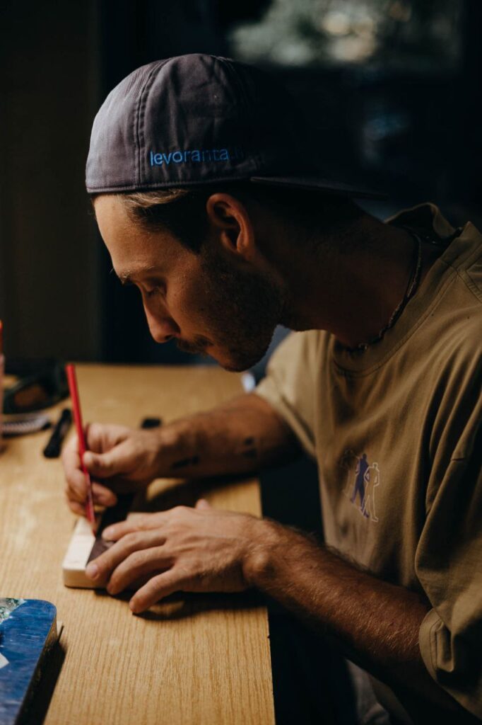 Ветеран війни з Аккермана після ПТСР та втрати брата знайшов зцілення у створенні унікальних музичних інструментів