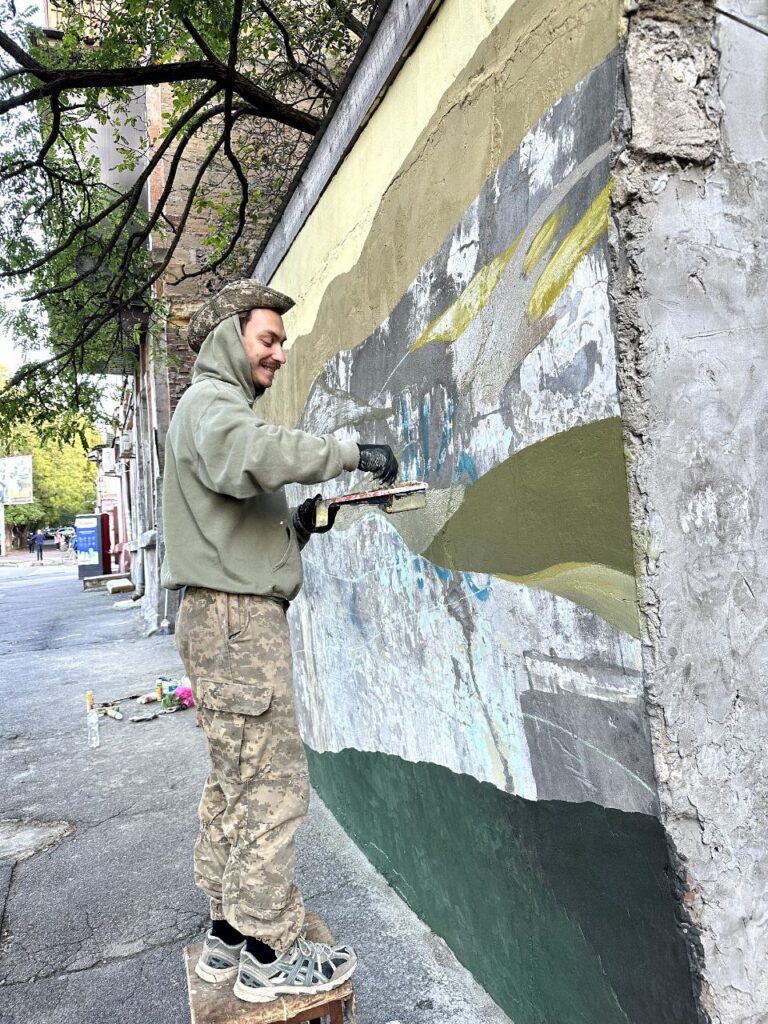 Ветеран війни з Аккермана після ПТСР та втрати брата знайшов зцілення у створенні унікальних музичних інструментів