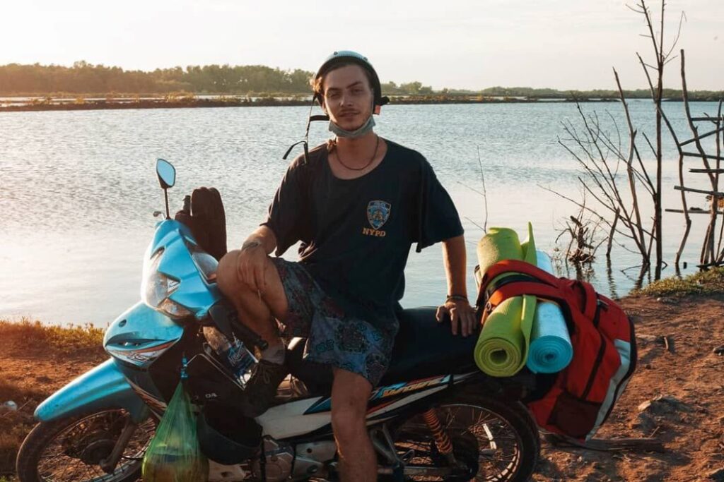 Ветеран війни з Аккермана після ПТСР та втрати брата знайшов зцілення у створенні унікальних музичних інструментів