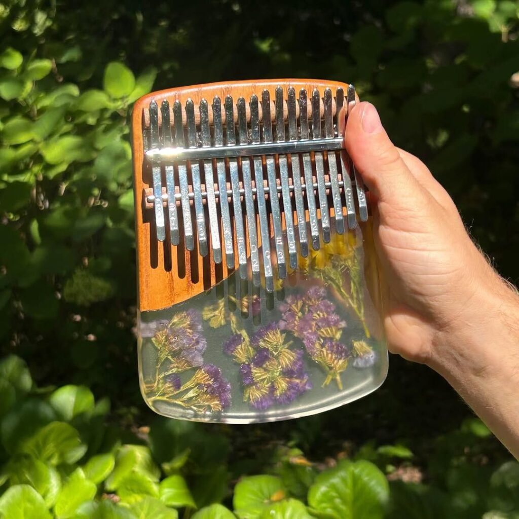 Ветеран війни з Аккермана після ПТСР та втрати брата знайшов зцілення у створенні унікальних музичних інструментів