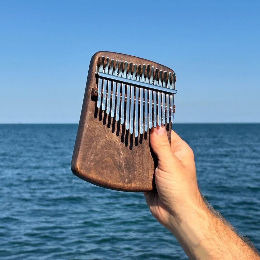 Ветеран війни з Аккермана після ПТСР та втрати брата знайшов зцілення у створенні унікальних музичних інструментів