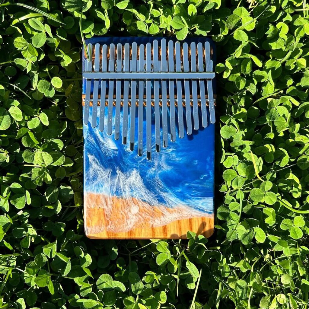 Ветеран війни з Аккермана після ПТСР та втрати брата знайшов зцілення у створенні унікальних музичних інструментів