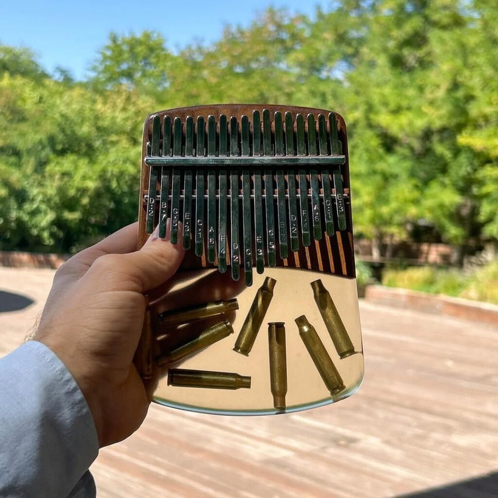 Ветеран війни з Аккермана після ПТСР та втрати брата знайшов зцілення у створенні унікальних музичних інструментів