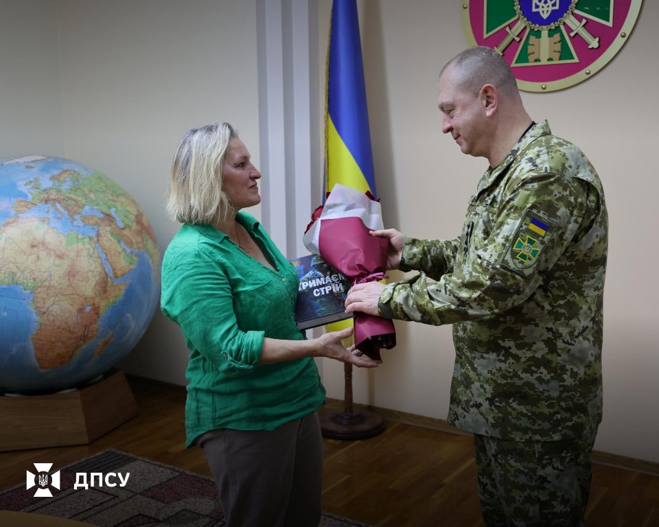 Рідні звільнених з полону захисників Зміїного передали голові ДПСУ відзнаку "Зміїний вдома"