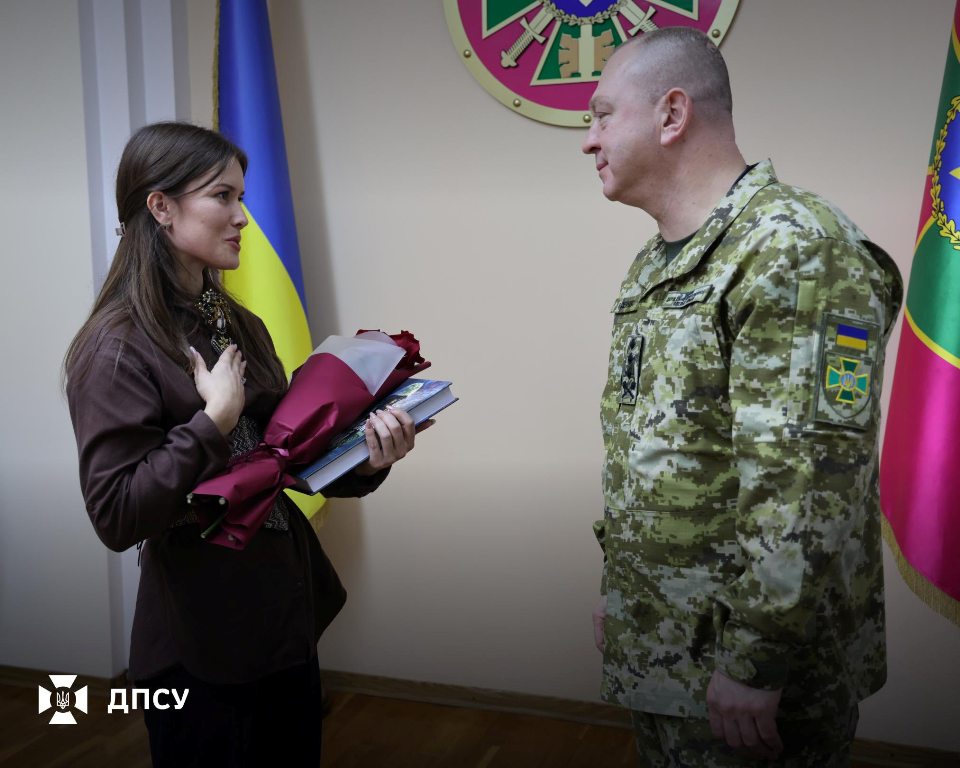 Рідні звільнених з полону захисників Зміїного передали голові ДПСУ відзнаку "Зміїний вдома"