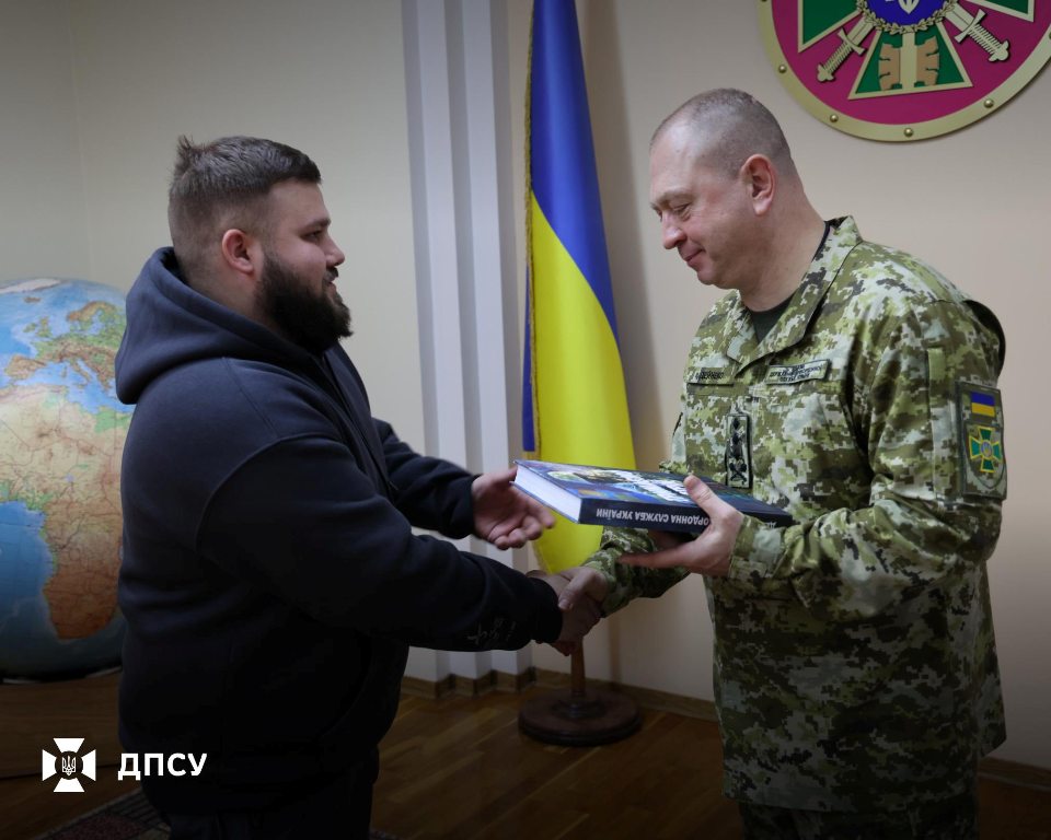 Рідні звільнених з полону захисників Зміїного передали голові ДПСУ відзнаку "Зміїний вдома"