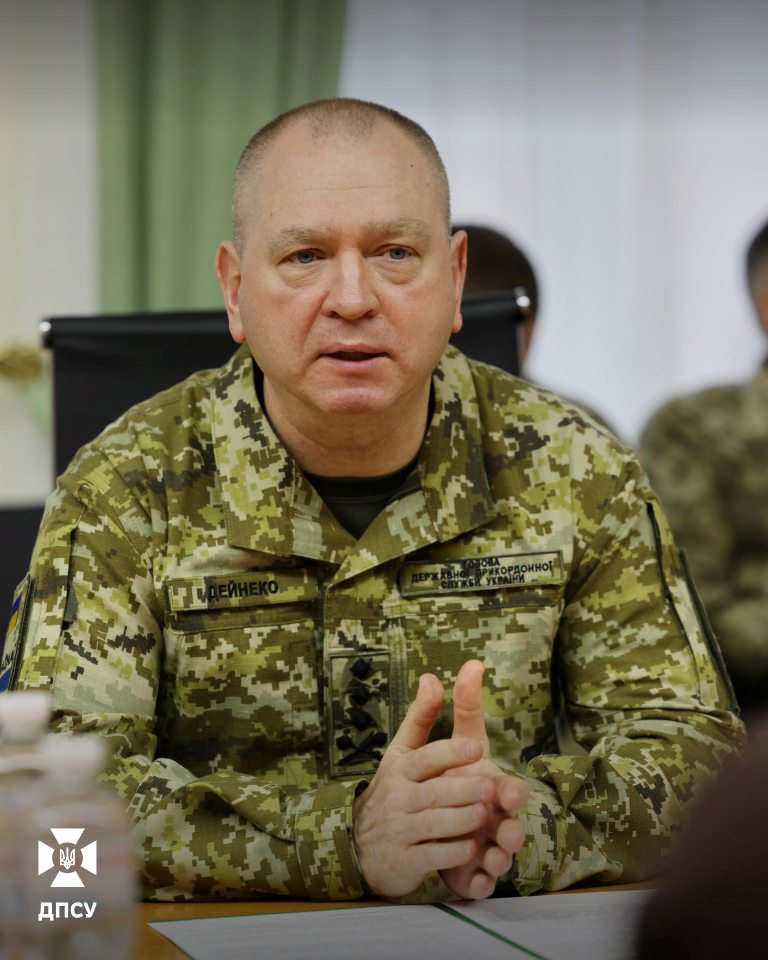 Рідні звільнених з полону захисників Зміїного передали голові ДПСУ відзнаку "Зміїний вдома"