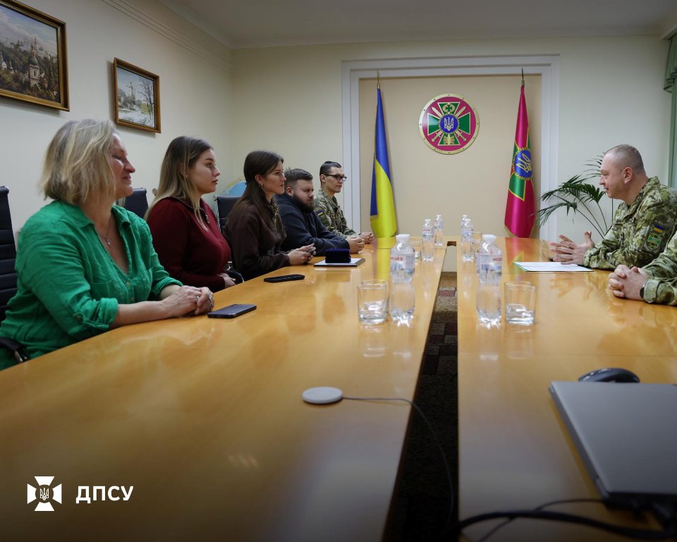 Рідні звільнених з полону захисників Зміїного передали голові ДПСУ відзнаку "Зміїний вдома"