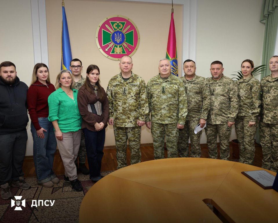 Рідні звільнених з полону захисників Зміїного передали голові ДПСУ відзнаку "Зміїний вдома"