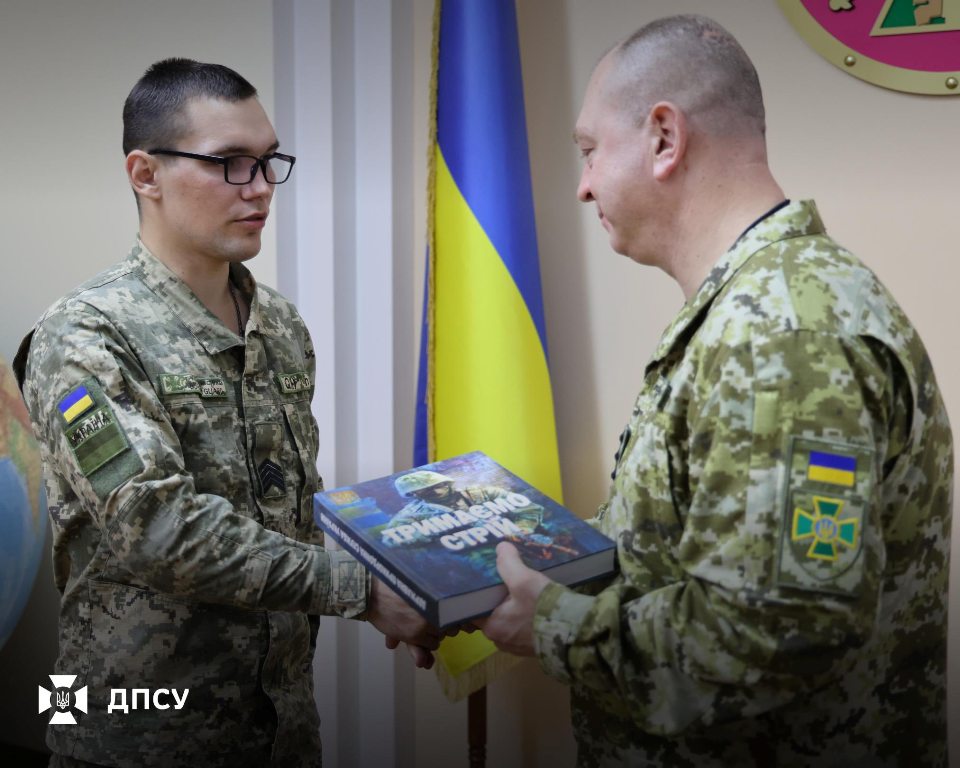 Рідні звільнених з полону захисників Зміїного передали голові ДПСУ відзнаку "Зміїний вдома"