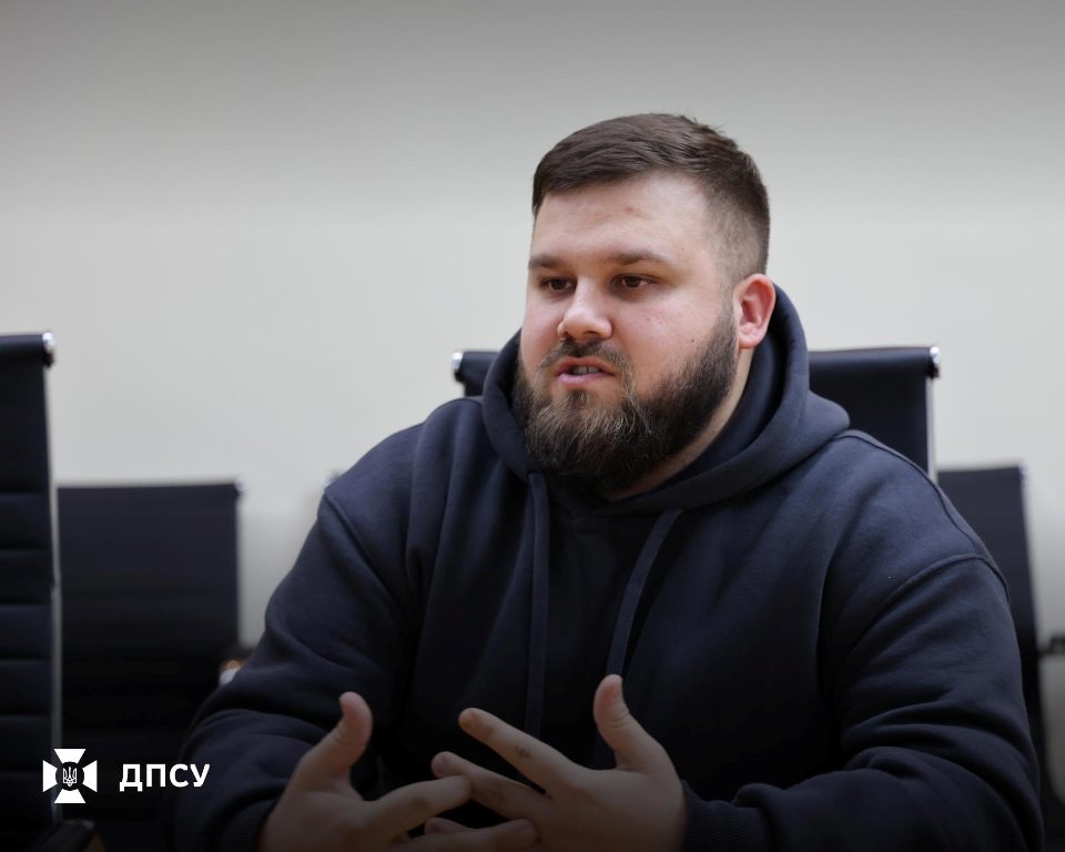 Рідні звільнених з полону захисників Зміїного передали голові ДПСУ відзнаку "Зміїний вдома"