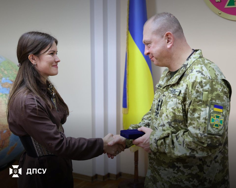 Рідні звільнених з полону захисників Зміїного передали голові ДПСУ відзнаку "Зміїний вдома"