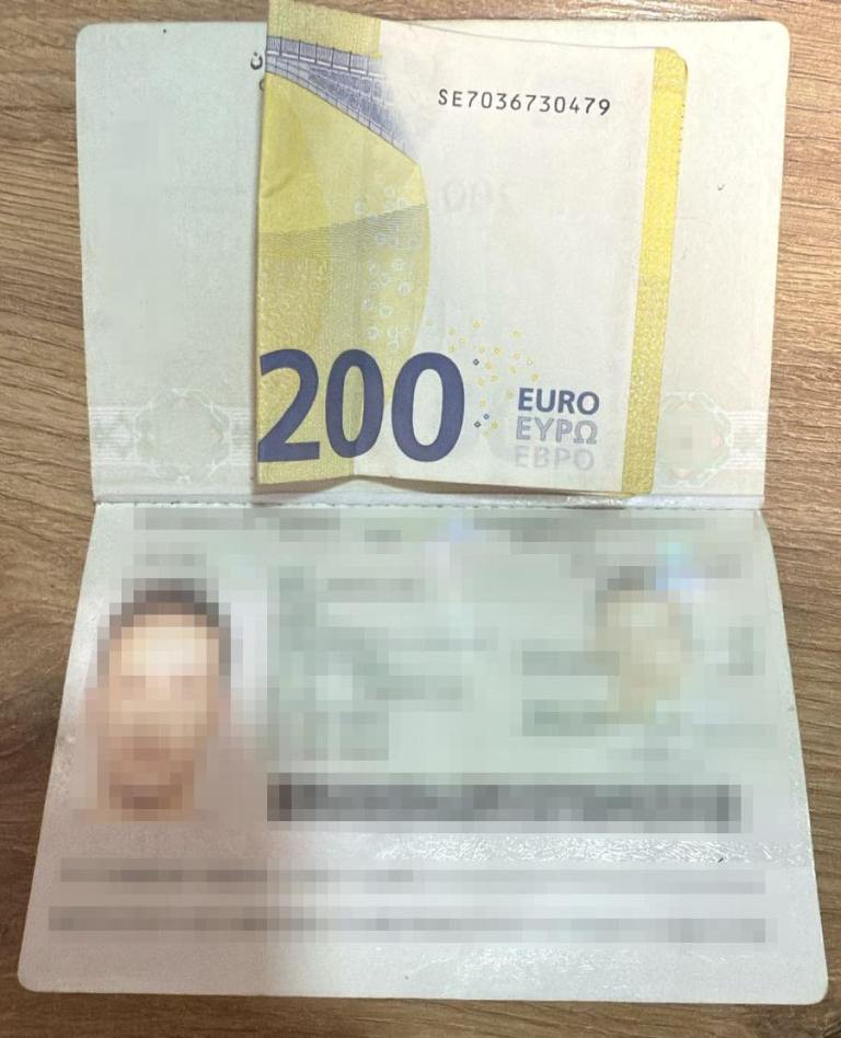 На Одещині прикордонникам намагалися дати 500 доларів хабара "на шоколадку"