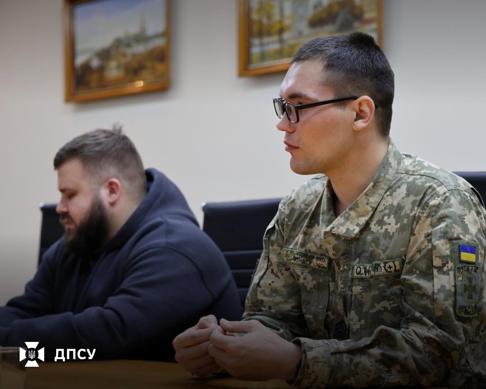 Рідні звільнених з полону захисників Зміїного передали голові ДПСУ відзнаку "Зміїний вдома"