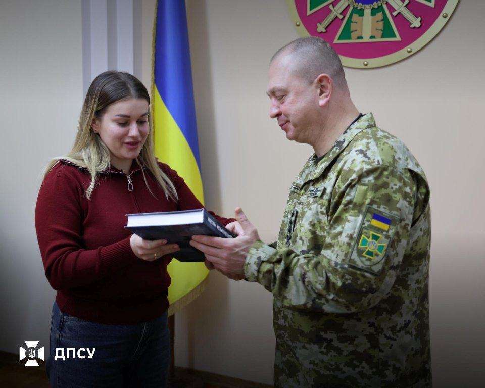 Рідні звільнених з полону захисників Зміїного передали голові ДПСУ відзнаку "Зміїний вдома"