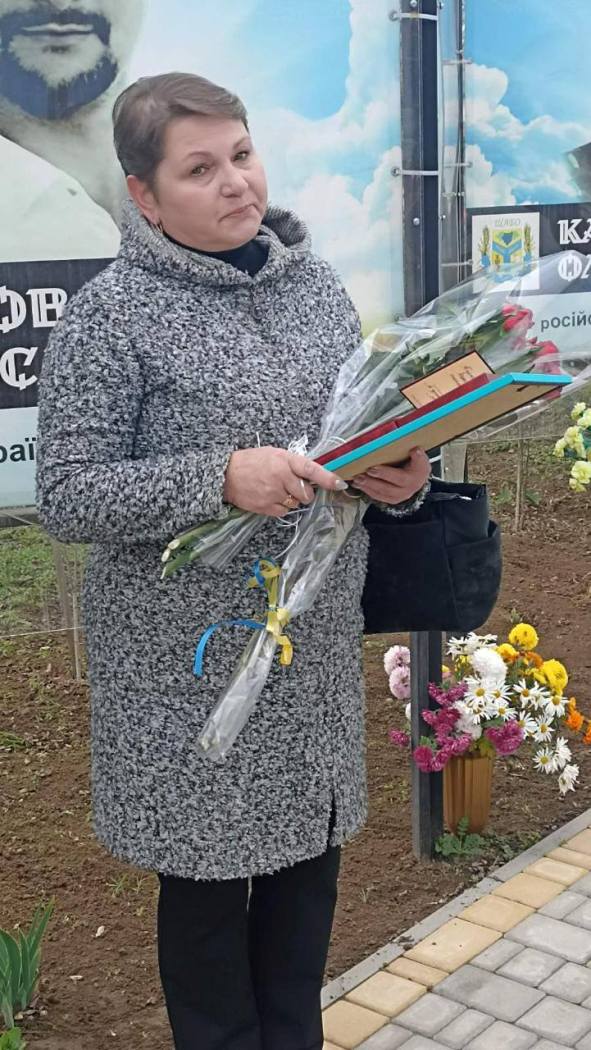 Матері полеглого воїна з Шабівської громади передали його посмертну нагороду