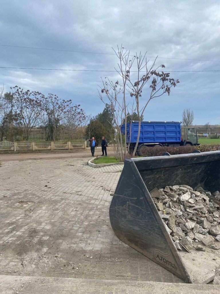 У селі на Білгород-Дністровщині упорядковують територію поруч з новою амбулаторією