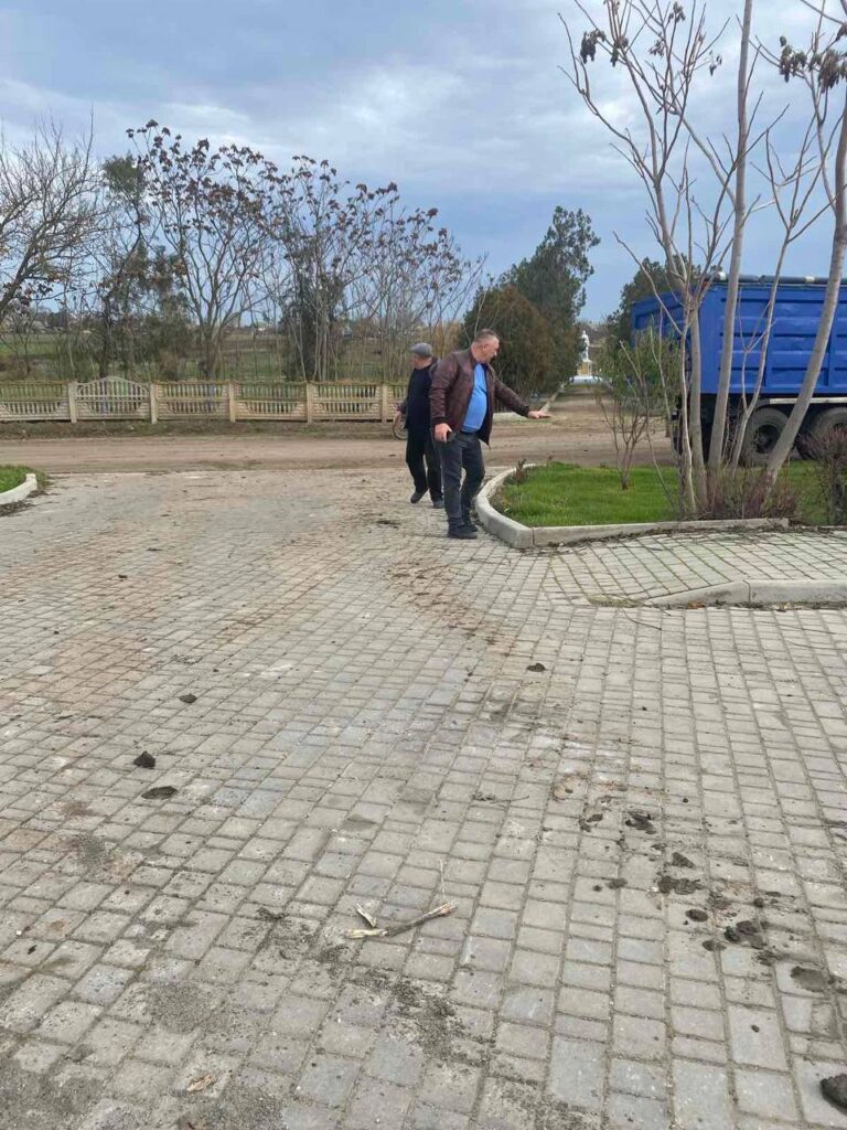 У селі на Білгород-Дністровщині упорядковують територію поруч з новою амбулаторією