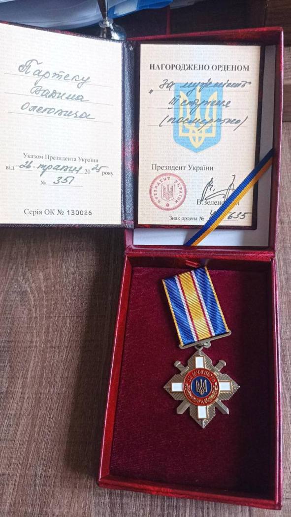 Матері полеглого воїна з Шабівської громади передали його посмертну нагороду