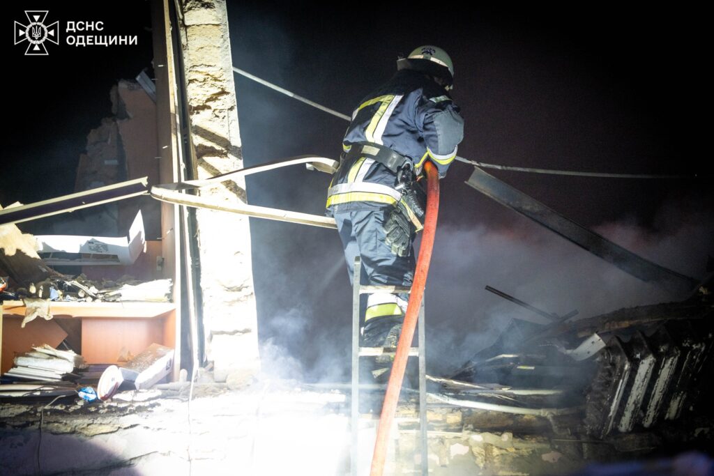 росіяни знову вдарили "шахедами" по Одесі: п'ятеро людей постраждали, серед них — підліток