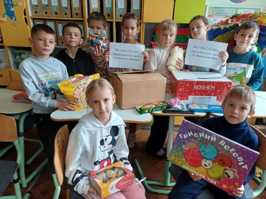 Учні Ларжанського ліцею взяли участь у акції «Діти Херсонщини» та зібрали «коробочки щастя» для малечі