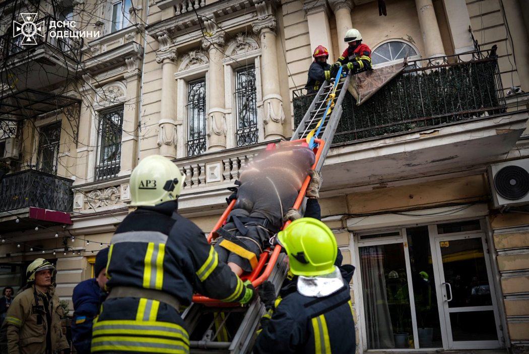 Внаслідок обвалу балкона у центрі Одеси померла жінка: ще одна - в реанімації