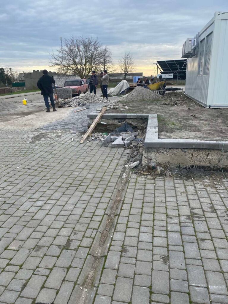 У селі на Білгород-Дністровщині упорядковують територію поруч з новою амбулаторією